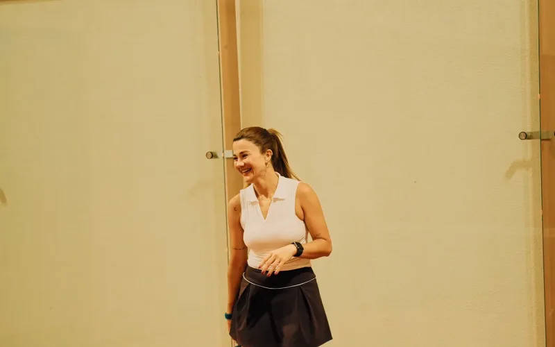 Light and Vision in Padel: Tracking the Ball on Indoor Courts