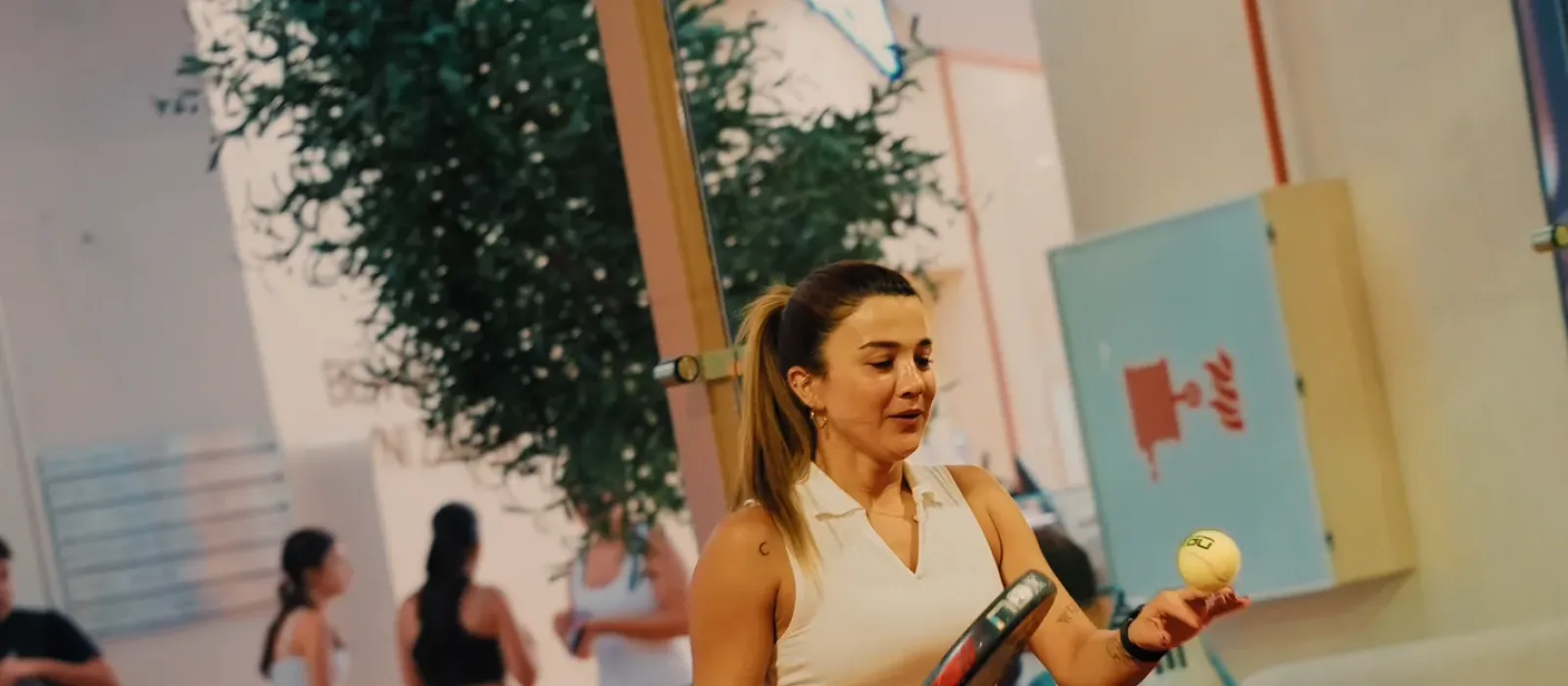 O'Padel Sky kortunda padel oynayan oyuncu