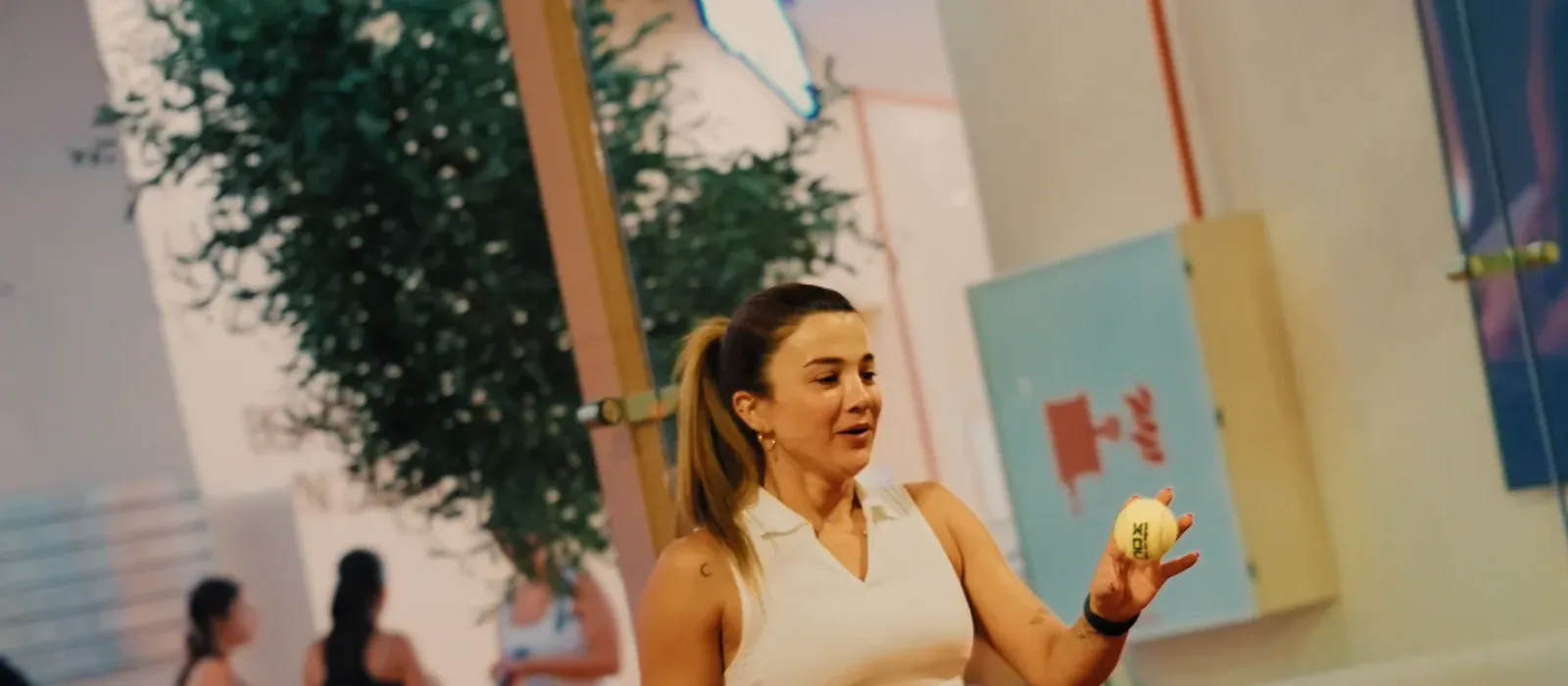 O'Padel Sky kortunda padel oynayan oyuncu